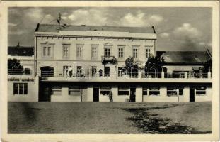 1938 Ipolyság, Sahy; Vásárcsarnok, rendőrség, Zuckermann S., Szenczy F., Glockner, Hermán és Torkei üzlete / Trznica / market hall, police station, shops