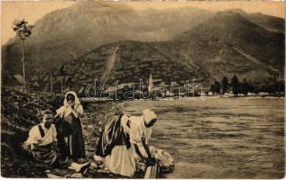 Sztankován, Stankovany; Slovenské kroje. Zena v Stankovanoch (Liptov) / Liptói népviselet, ruha mosás a Vág partján / Slovak folklore, women washing clothes on the Váh riverbank (EK)