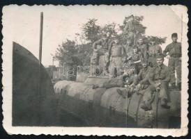 cca 1943 Katonai csoportkép páncélvoaton 4x6 cm