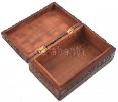 Dúsan faragott mahagóni fadoboz, kopásnyomokkal, 20x12x8cm