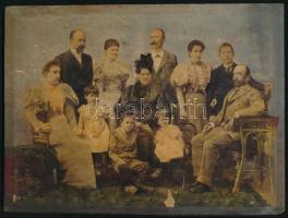 cca 1900 A Solymássy család, Solymássy Ágost pénzügyi tanácsos és temesvári pénzügyigazgató színezett fotója, Bukarestben készült, fa táblára! Kopásokkal + 2 db feliratozott fotó a család egyéb tagjairól.