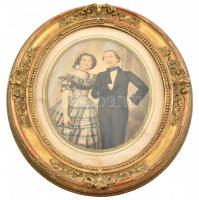 cca 1870 Fiatal magyar pár színezett, nagyméretű fotója üvegezett keretben. 22x17 cm
