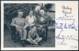 1950 Horthy Miklós kormányzó és családjának tagjait ábrázoló és autográf aláírásukkal ellátott fényképes üdvözlő kártya. Horthy Miklósné, Horthy Istvánné, ifj. Horthy István 14x9 cm, hátul ragasztás nyommal. / Autograph signed photo of Miklós Horthy, Hungarian statesman, regent of Hungary (1920-1944) and his family