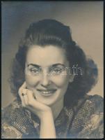 Wenckheim Henriette, grófnő (,,Hetta", 1919-1985) fiatalkori portréja, 2 db vintage fotó, hátoldalán ceruzával írt versekkel és 1941.VII.4. datálással, Inkey Tibor (1908-1998) fényképész pecséttel jelzett felvétele, 22,5x17,5 cm