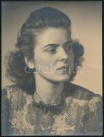 Wenckheim Henriette, grófnő (,,Hetta", 1919-1985) fiatalkori portréja, 2 db vintage fotó, hátol...