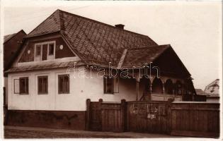 1938 Huszt, Chust, Khust (Máramaros); 1770-ben épült ház. Foto Atelier Szerencsy Géza / house built in 1770. photo
