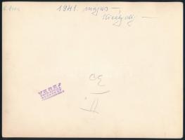 Wenckheim Henriette grófnő (,,Hetta", 1919-1985) két egyenruhás katona társaságában a lóverseny...