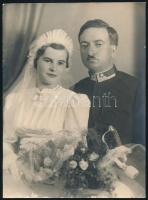 cca 1942 Vegyes papírrégiség tétel, Kerba igényjogosultsági igazolvány, katonatiszt és felesége esküvői fotója (23x17 cm), állampolgársági bizonyítvány.