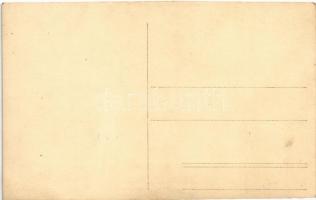 Magyar magas rangú katonatiszt kitüntetésekkel, térdén a kisgyerekével / Hungarian military officer ...