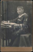 cca 1910 Kisfiú matrózruhás portréja, keményhátú fotó, kopott kartonnal, 16x10 cm