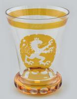 Bider címeres pohár, fújt, pácfestett és csiszolt üveg, 1937, kopásnyomokkal, m: 11cm