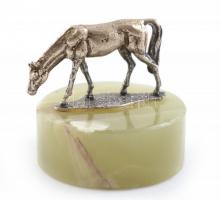 Ezüst (Ag) miniatűr ló, ónix talapzaton, jelzett, m: 4 cm, bruttó: 52g