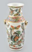 Famille Rose kínai váza, kézzel festett porcelán, jelzés nélkül, kopott, mázlepattanásokkal, 20, század első fele, m: 16 cm