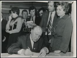 cca 1980 Kádár János a Pécsi kesztyűgyárban 2 db sajtófotó 24x18 cm