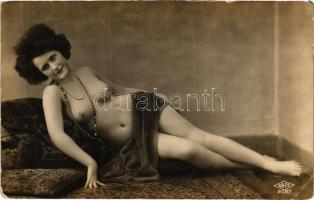 Erotikus meztelen hölgy / Erotic nude lady. SAPI 2087. Made in France (EK)