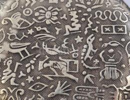 Kisméretű zsebóra fém tokkal, hielogrif mintákkal. Espar és társa Budapest óratokban. d: 40 mm Működ...