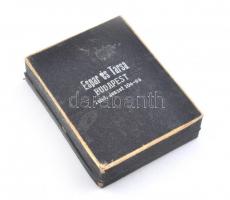 Kisméretű zsebóra fém tokkal, hielogrif mintákkal. Espar és társa Budapest óratokban. d: 40 mm Működ...