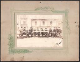 Italozó férfi társaság cca 1910 F. Baranyai jelzéssel. díszes kartonra kasírozva 28x22 cm