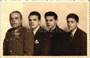 Idős magyar katona kitüntetésekkel és fiaival / Hungarian military officer with medals and his sons. Tvarosek Pál (Törökszentmiklós) photo (EK)