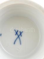 Meisseni porcelán váza. Fehér mázas jelzett, hibátlan. 10 cm