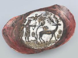 Kun Éva (1948-): Csodaszarvasos raku dísztál. Irizáló mázakkal festett kerámia. Jelzett, hibátlan, d: 39 cm