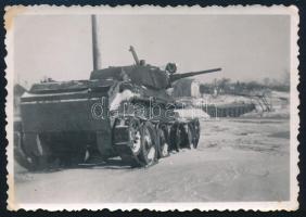 cca 1939-1944 II. világháborús szovjet BT-7 harckocsi, fotó, 6x9 cm / WWII Soviet BT-7 tank, photo