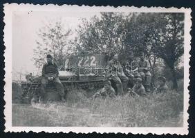 cca 1941-1944 II. világháborús magyar katonák német Pz.Kpfw. 38(t) harckocsival, fotó, 6x9 cm / WWII Hungarian soldiers with German Pz.Kpfw. 38 (t) tank, photo