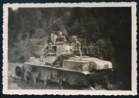 cca 1941-1944 II. világháborús magyar 38M Toldi I harckocsi legénységével, mozgásképtelen állapotban (lánctalp nélkül), fotó, 6x9 cm / WWII Hungarian 38M Toldi I tank with crew, in immobilized state (missing tracks), photo