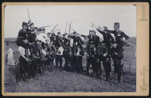 cca 1910 Mókázó huszárok, keményhátú fotó Magyar Imre budapesti műterméből, 13x20 cm