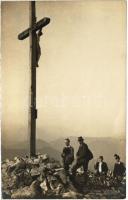 1912 Ötscher, Kreuz / hikers with the cross. Gorkiewicz photo