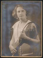 cca 1920 Teniszezőnő fotója, fotó kartonon, 22x16 cm
