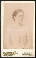 Cca 1890 Kerényeri tanítónő portréja Singer S. zombori műterméből. Vizitkártya.