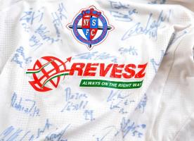 3 db futball mez: Nyíregyháza: a csapat tagjainak dedikálásával + 2 külföldi csapaté + egy DVSC sapk...