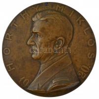 Zsákodi Csiszér János (1883-1953) 1920. Horthy Miklós 1920 egyoldalas bronz fali plakett, hátlapon csavarmenet kialakítva a felfüggesztéshez (236mm) T:2 köriratban lyuktömés / Hungary 1920. Horthy Miklós 1920 hangable bronze plaque, with screw thread on reverse. Sign.: János Zsákodi Csiszér (236mm) C:XF plugged hole in the lettering