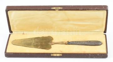 Ezüst (Ag) nyelű tortalapát dobozban, jelzett, h: 26 cm, kopásnyomokkal, bruttó: 81g