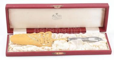 Ezüst (Ag) nyelű tortalapát dobozban, jelzett, h: 30 cm, kopásnyomokkal, bruttó: 112g