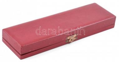 Ezüst (Ag) nyelű tortalapát dobozban, jelzett, h: 30 cm, kopásnyomokkal, bruttó: 112g