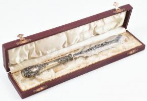 Ezüst (Ag) nyelű tortakés dobozban, jelzett, h: 27 cm, bruttó: 89g