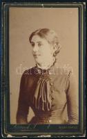 Cca 1883 Nő portréja Lojanek János nagyváradi műterméből. Vizitkártya.