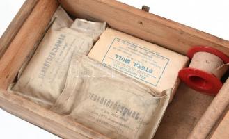 Retró fa elsősegély doboz, mentődoboz, 1950-es évek, benne tartozékai (Elsősegélynyújtás útmutató kö...
