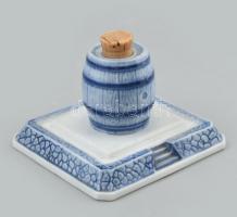 Delf figurális gyertyatartó, kézzel festett porcelán, kéményen lepattanás, m: 15 cm