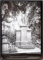 8 db különféle méretű Forte fotópapír doboz, ebből 6-ban vegyes fotók a '80-as évekből