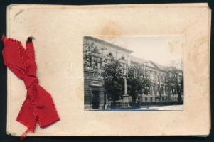 Képes emlékkönyv 8 db beragasztott fotóval, Széchenyi Istvántól származó idézettel, piros szalaggal fűzve, 10,5x7 cm