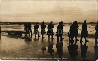 Utászmunkálatok a befagyott Strypán, Hofmann cs. és kir. altábornagy hadcsoportja. Hadifénykép Kiállítás, Hadsegélyező Hivatal kiadványa / WWI K.u.k. military, soldiers on Strypa River