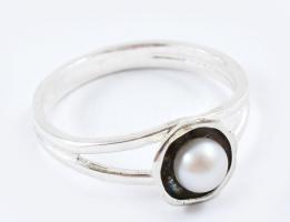 Ezüst (Ag) tenyésztett gyöngyös gyűrű, m: 60, jelzett, bruttó:2,94g