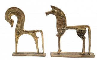 2 db stilizált ló szobor, fém, jelzés nélkül, apró kopásnyomokkal, m: 10 és 11 cm