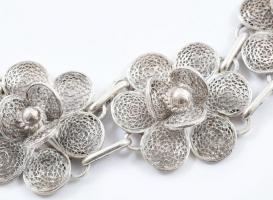 Ezüst (Ag) karkötő, filigrán virágos díszítménnyel, jelzett, h: 18,5 cm, bruttó: 15,3g