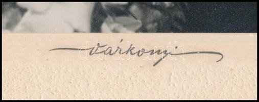 Katona és lány kitüntetésekkel. Nagy méretű Várkonyi fotó 23x18 cm Kartonon