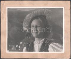 5 db népviseletes (erdélyi) kislányt ábrázoló művészi fotó cca 1940 24x19 cm Kartonra kasírozva
