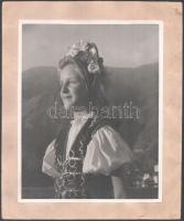 5 db népviseletes (erdélyi) kislányt ábrázoló művészi fotó cca 1940 24x19 cm Kartonra kasírozva